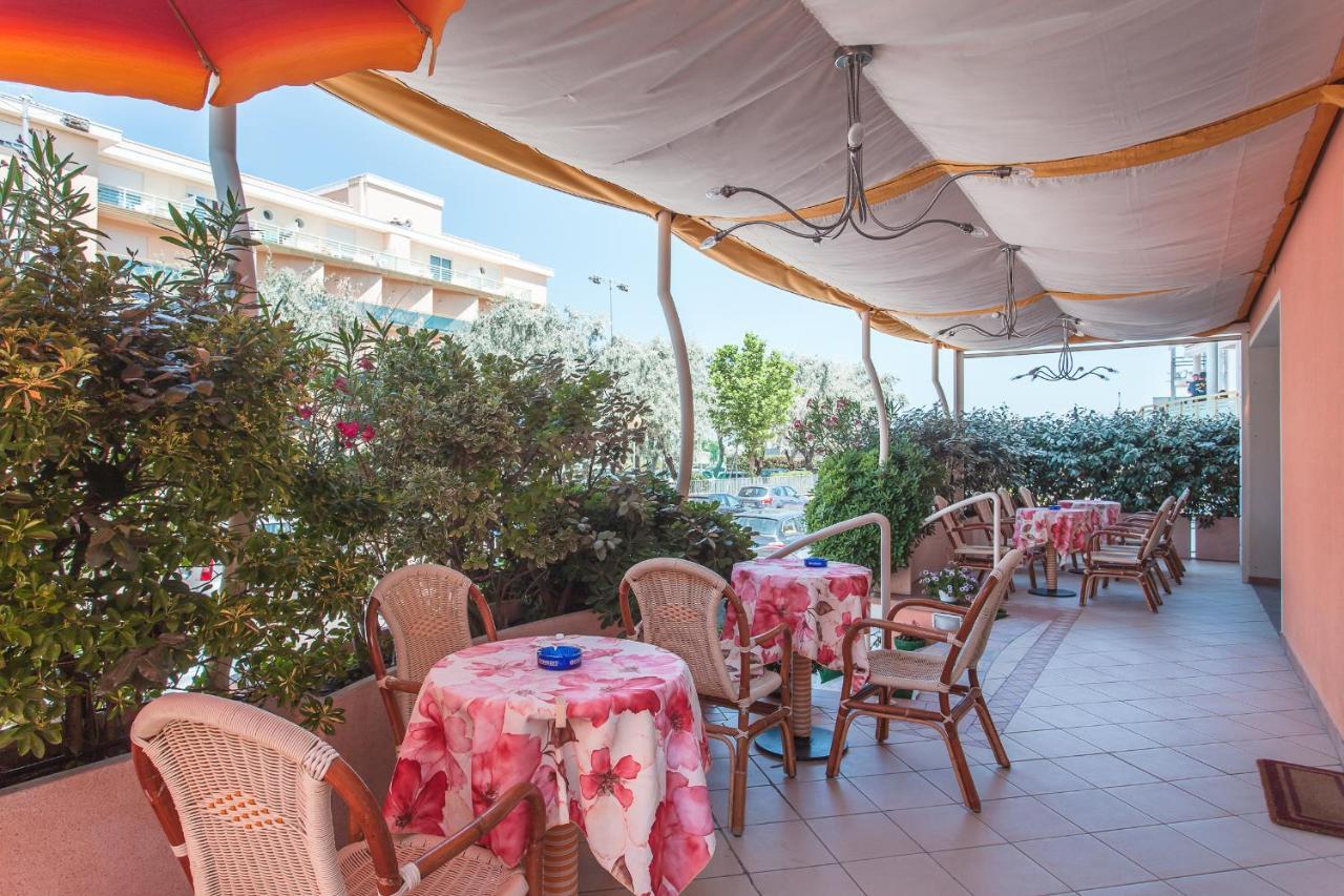 Hotel Joli Чезенатико Экстерьер фото