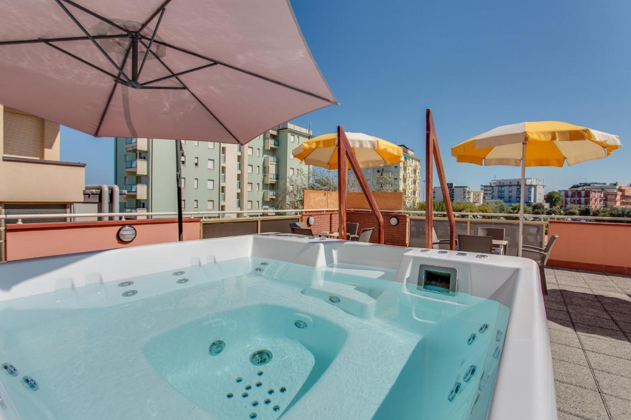 Hotel Joli Чезенатико Экстерьер фото