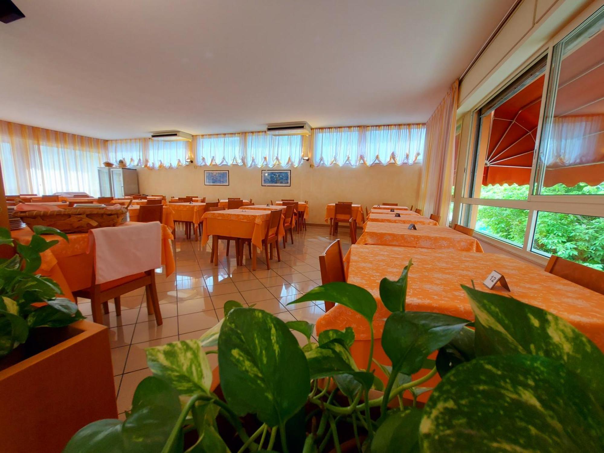 Hotel Joli Чезенатико Экстерьер фото