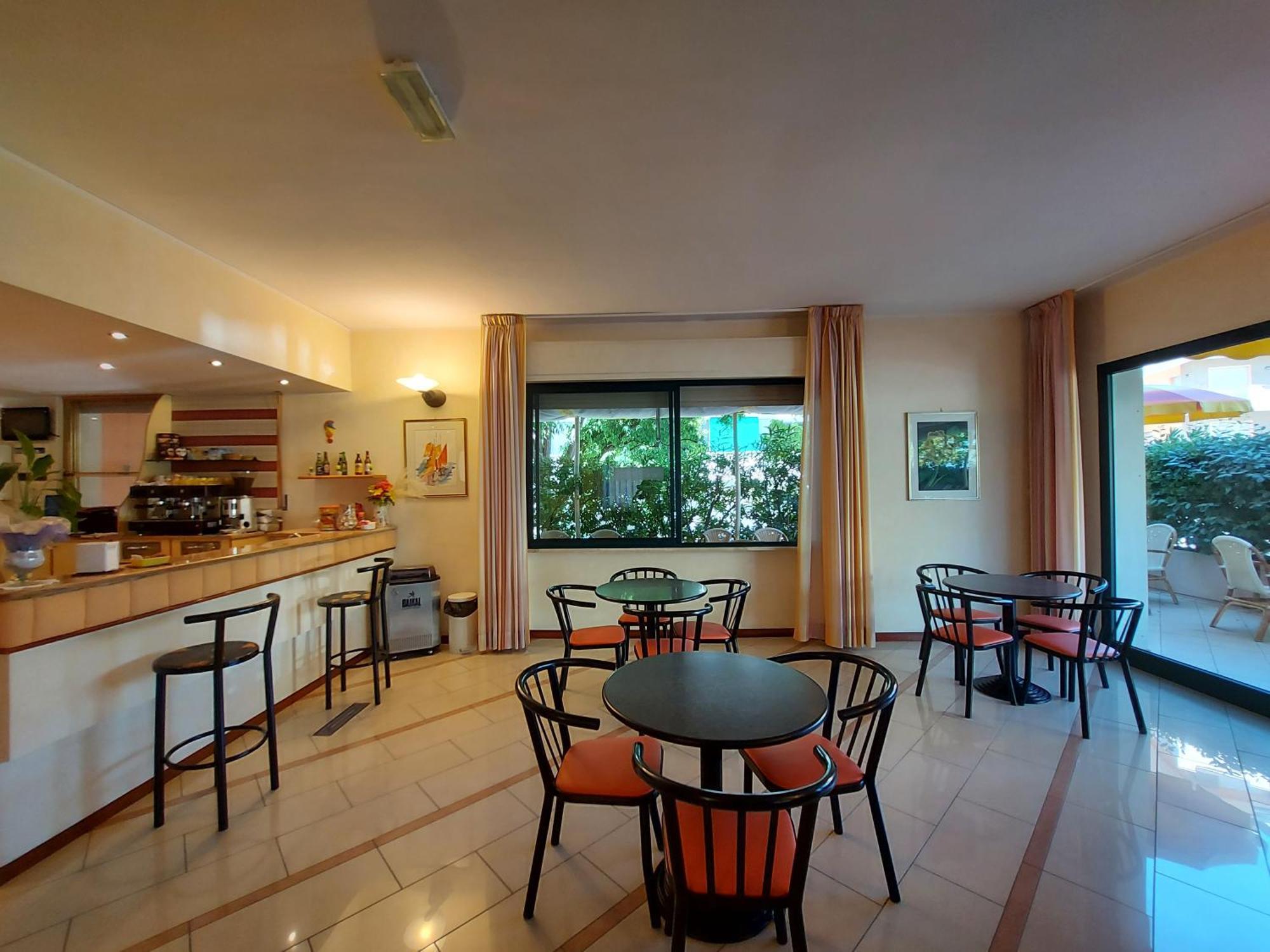 Hotel Joli Чезенатико Экстерьер фото