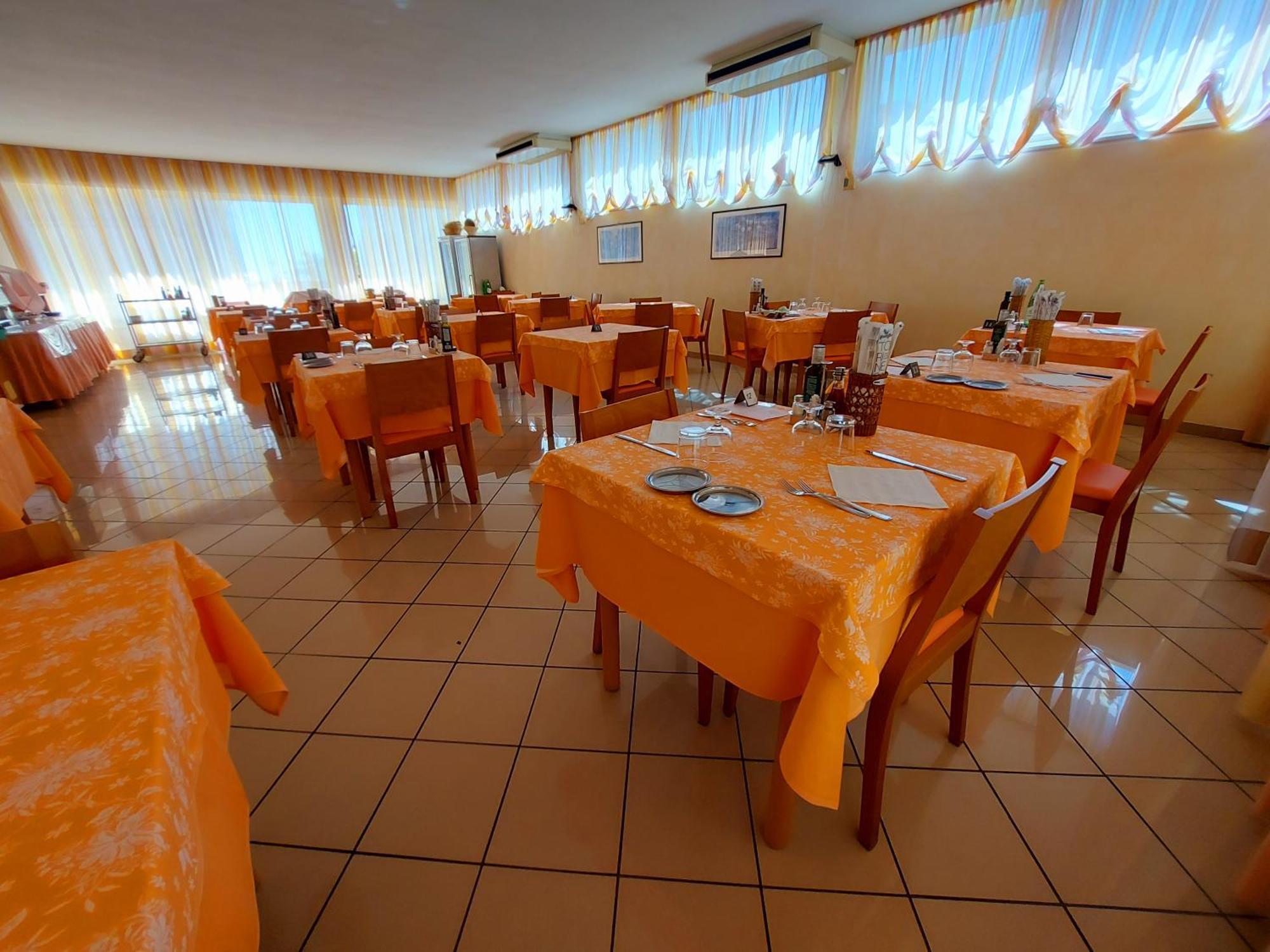 Hotel Joli Чезенатико Экстерьер фото