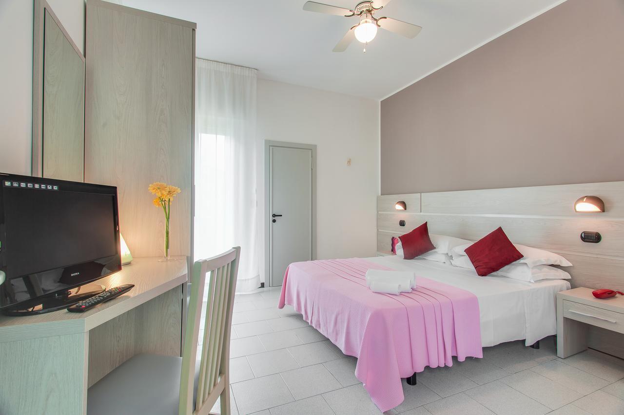 Hotel Joli Чезенатико Экстерьер фото